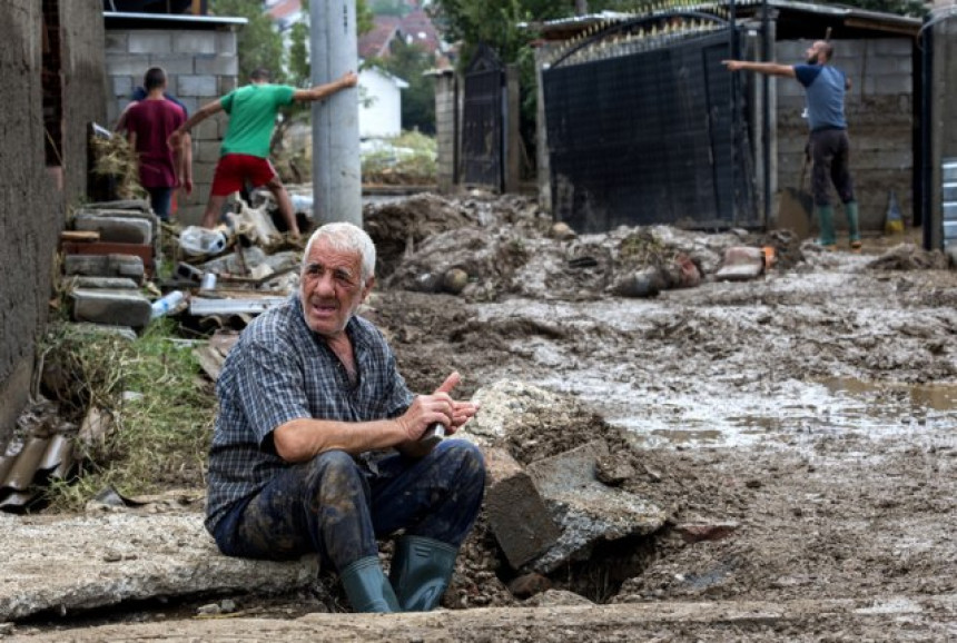 Ulice u Skoplju pod vodom, vjetar obarao stabla