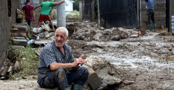 Ulice u Skoplju pod vodom, vjetar obarao stabla