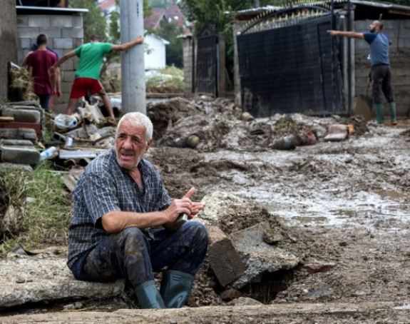 Ulice u Skoplju pod vodom, vjetar obarao stabla