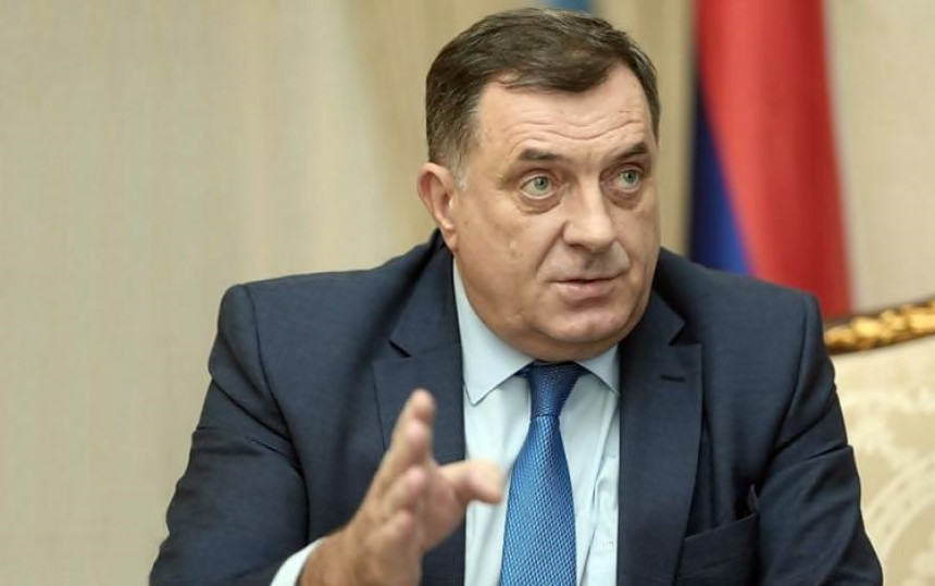 Dodik pred izbore obećava i dijeli šakom i kapom