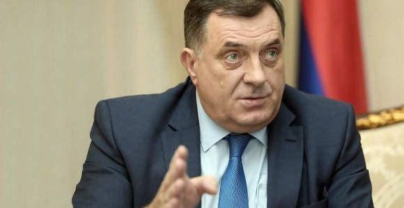 Dodik pred izbore obećava i dijeli šakom i kapom
