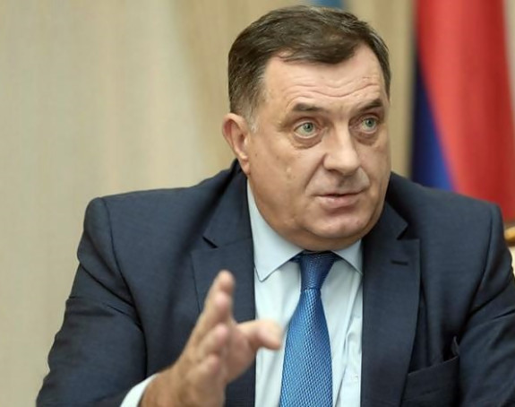 Додик пред изборе обећава и дијели шаком и капом