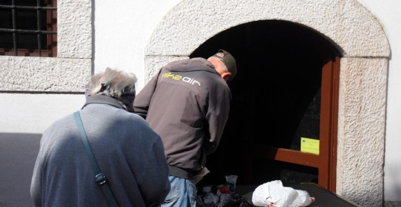 Dok političari sebi podižu primanja, sve više je gladnih