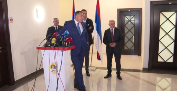 Ambasador ipak dobija agreman “nakon predstave”