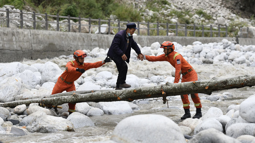 Сичуану: Спасиоци се боре да спасу људе пре кише