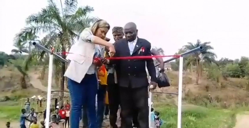 U Kongu se srušio tek izgrađeni most prilikom svečanog otvaranja! (VIDEO)