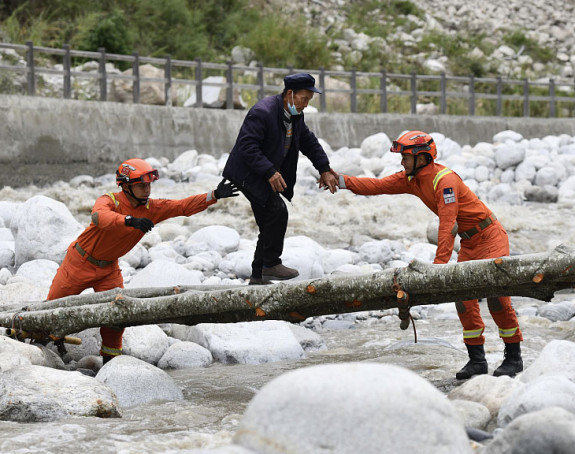 Сичуану: Спасиоци се боре да спасу људе пре кише