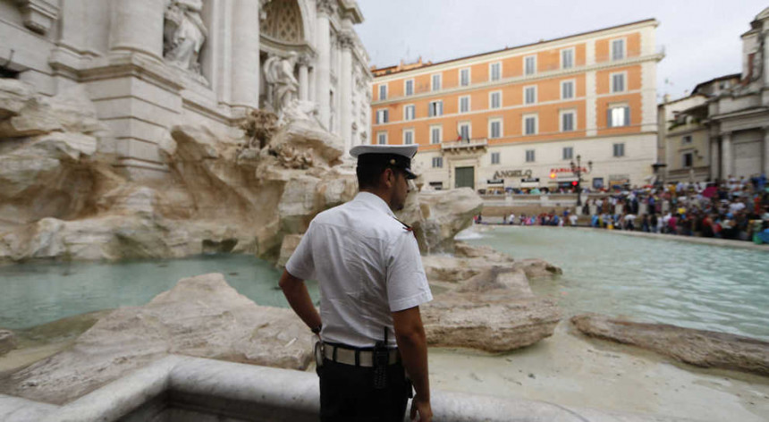 Туриста кажњен са 450 евра јер је јео и пио код фонтане у Риму!