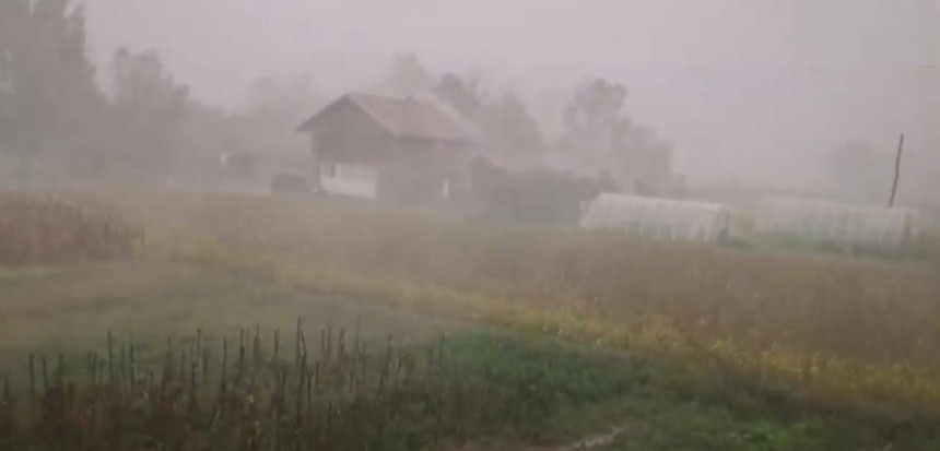 Gradiška: Vjetar i kiša nosili sve pred sobom (VIDEO)