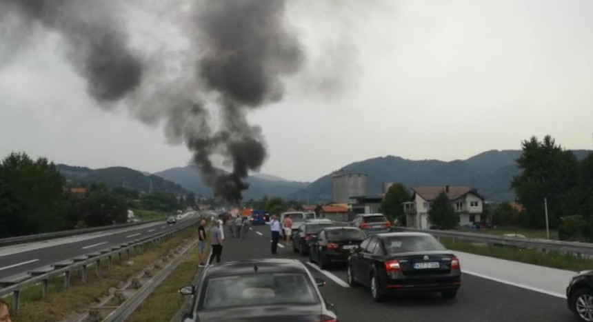 Zapalio se kombi kod Visokog, blokiran saobraćaj