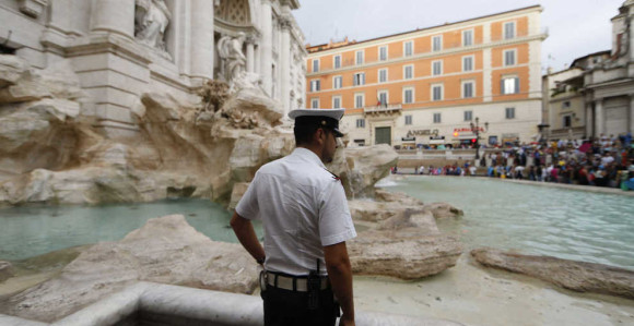Turista kažnjen sa 450 evra jer je jeo i pio kod fontane u Rimu!