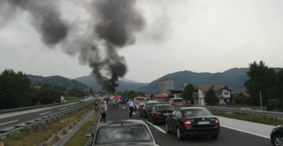 Zapalio se kombi kod Visokog, blokiran saobraćaj