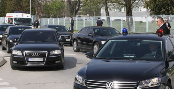 Ministri u Vladi Srpske se razbacuju - Kupuju nova skupocjena vozila