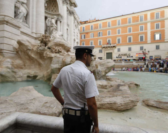 Туриста кажњен са 450 евра јер је јео и пио код фонтане у Риму!