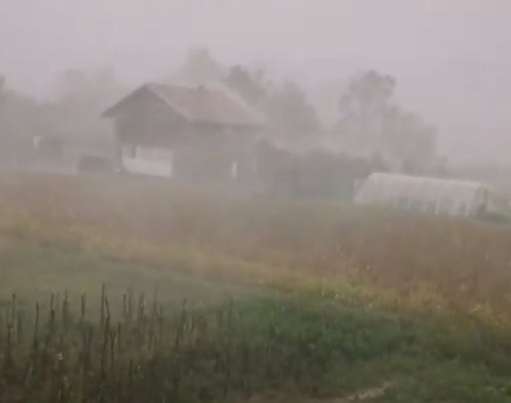 Gradiška: Vjetar i kiša nosili sve pred sobom (VIDEO)