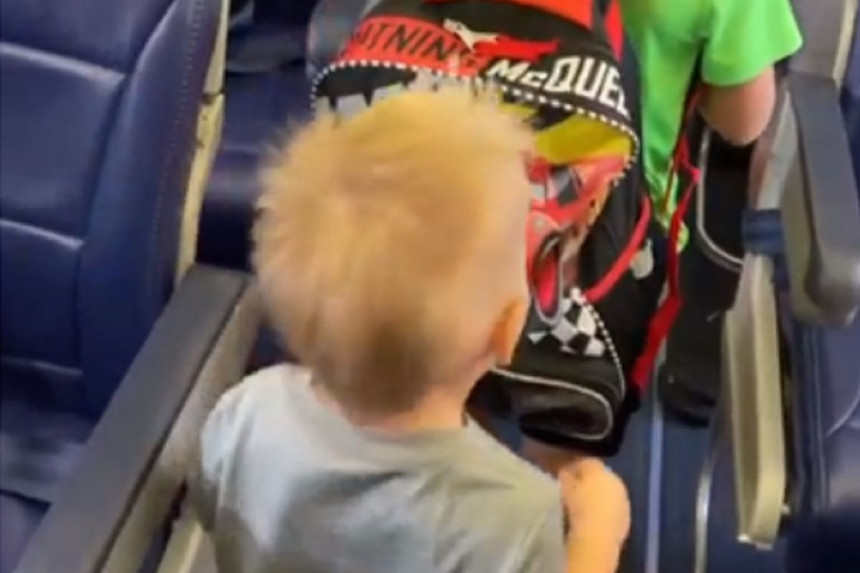 Дјечак слатким гестом одушевио путнике у авиону