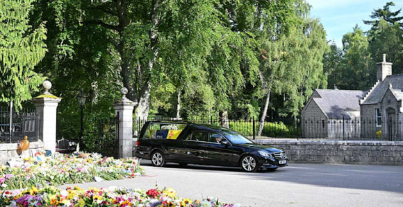 Кovceg sa tijelom kraljice krenuo ka Edinburgu