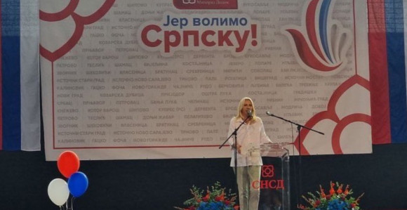 Željka Cvijanović izviždana na skupu SNSD-a u Kneževu! (VIDEO)