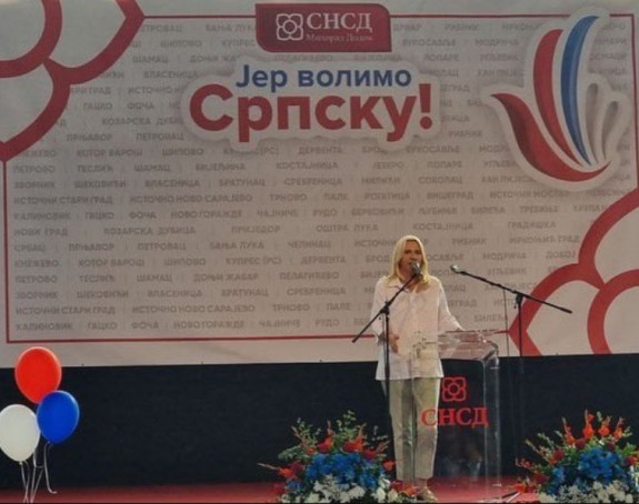 Željka Cvijanović izviždana na skupu SNSD-a u Kneževu! (VIDEO)