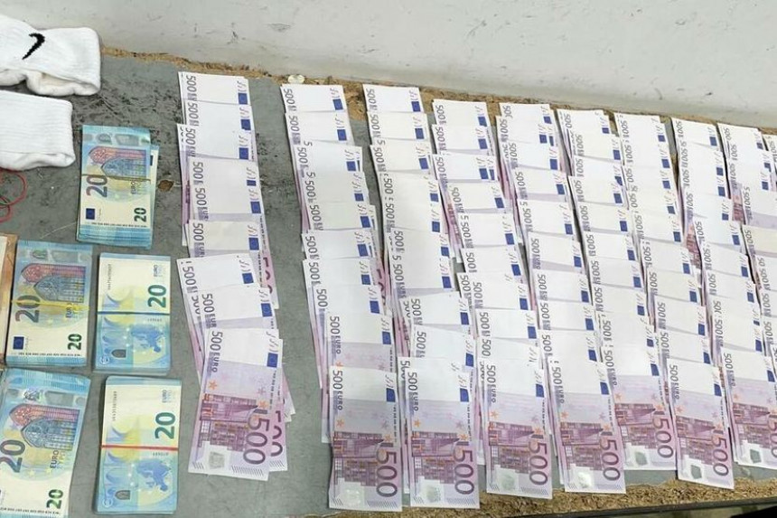 Два лица ухапшена: Сакрили по 50.000 евра у доњи веш