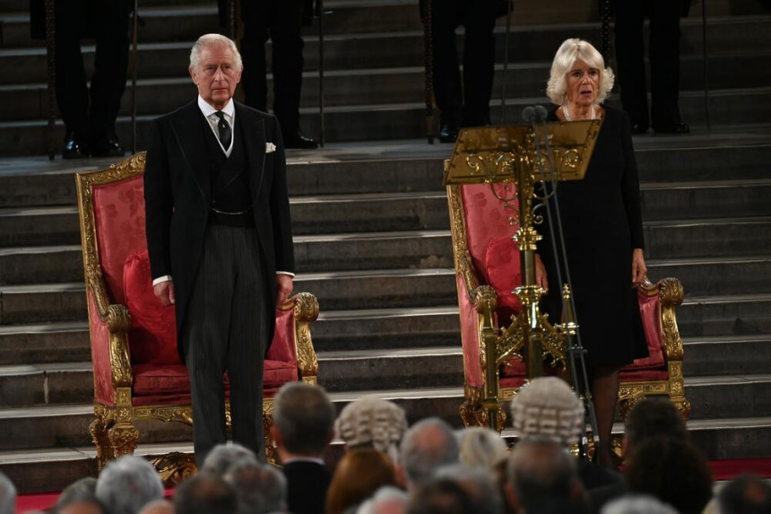 Краљ Чарлс ИИИ и Камила први пут сјели на трон!