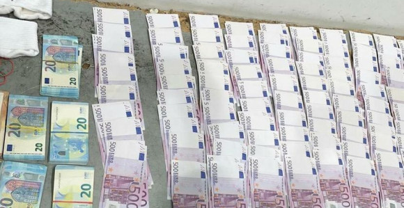 Dva lica uhapšena: Sakrili po 50.000 evra u donji veš