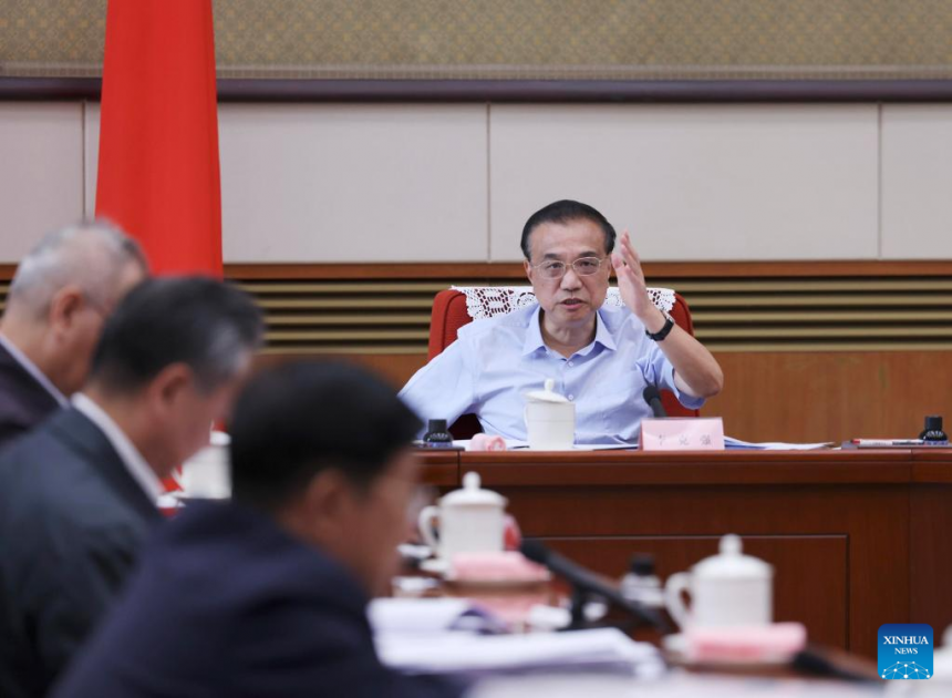 Премијер Ли: Повећати напоре у спровођењу политике за стабилизацију економије