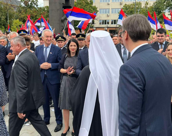 Patrijarh i Vučić srdačan pozdrav i sa Jelenom i Mirkom