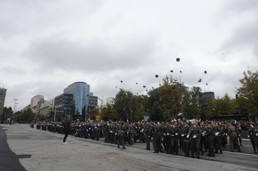 Šapke poletjele u vazduh, promocija najmlađih oficira