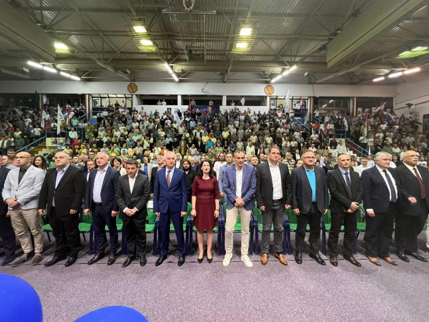 Trebinjci uz Mirka Šarovića i Jelenu Trivić (VIDEO)