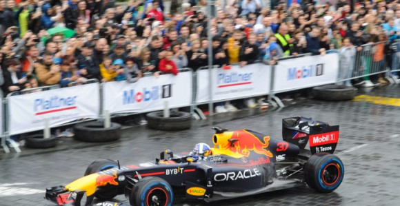 Spektakl: Kultard vozio Formulu 1 ulicama Beograda