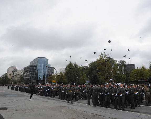 Šapke poletjele u vazduh, promocija najmlađih oficira
