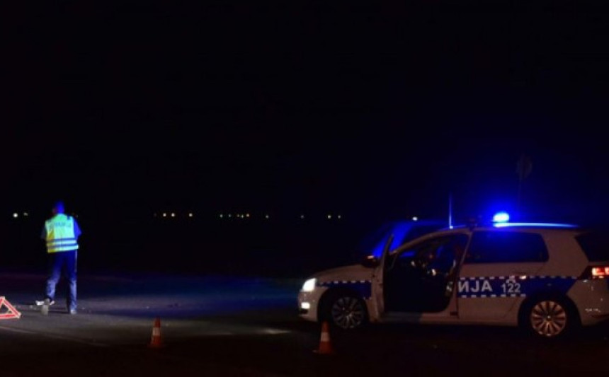 Tri osobe povrijeđene u sudaru dva vozila