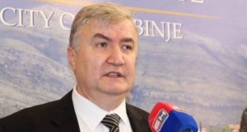 Ко је у рату шверцовао, кога су странци довели на власт?
