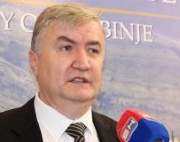Ко је у рату шверцовао, кога су странци довели на власт?