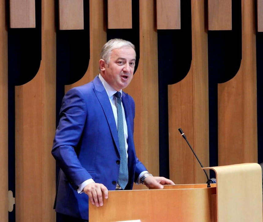 Народ треба да зна - СНСД одуговлачи укидање акциза