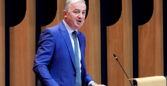 Народ треба да зна - СНСД одуговлачи укидање акциза