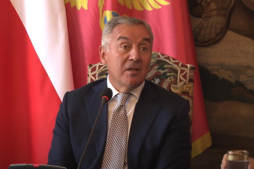 Većina potpisala inicijativu da se razriješi Đukanović