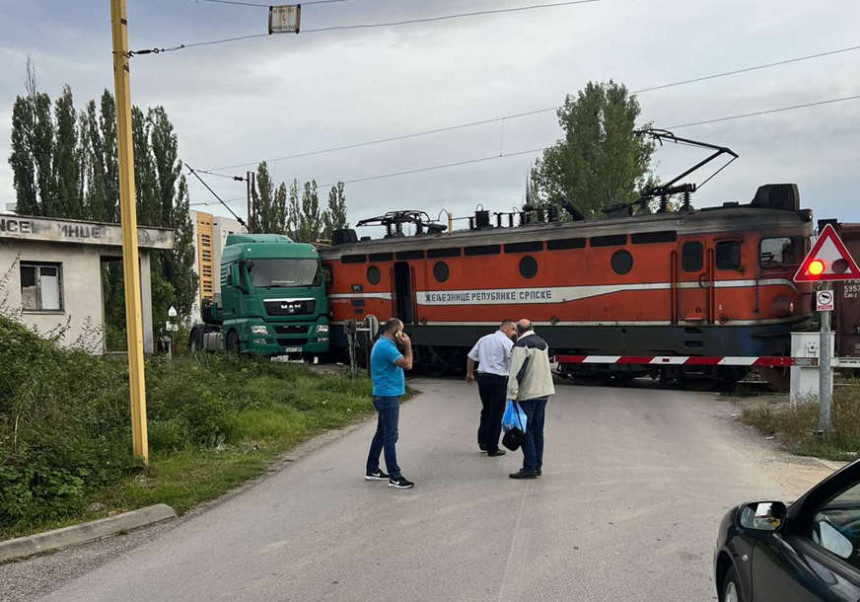 Бањалука: Судар воза и камиона; "Чуо се страшан удар"