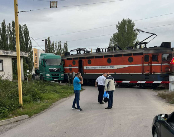 Бањалука: Судар воза и камиона; "Чуо се страшан удар"