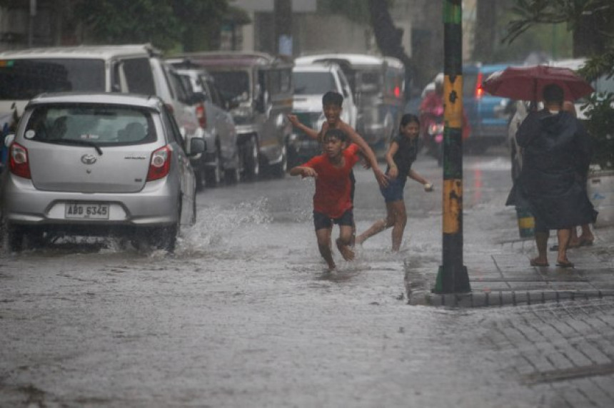 Zbog tajfuna evakuisano 8.400 ljudi na Filipinima