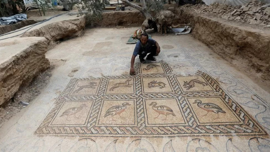 Фармер открио прелепи стари византијски подни мозаик испод воћњака!