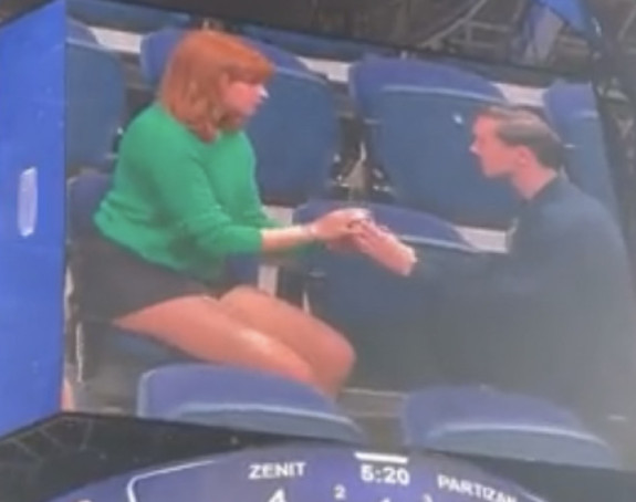 Zaprosio djevojku na utakmici pa se razočarao (VIDEO)