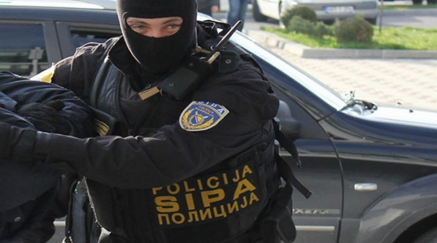 СИПА ухапсила пет особа због шверца дроге и оружја