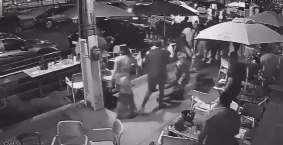 Trkači prošli kroz baštu kafića a ljudi se poplašili i krenuli u stampedo! (VIDEO)