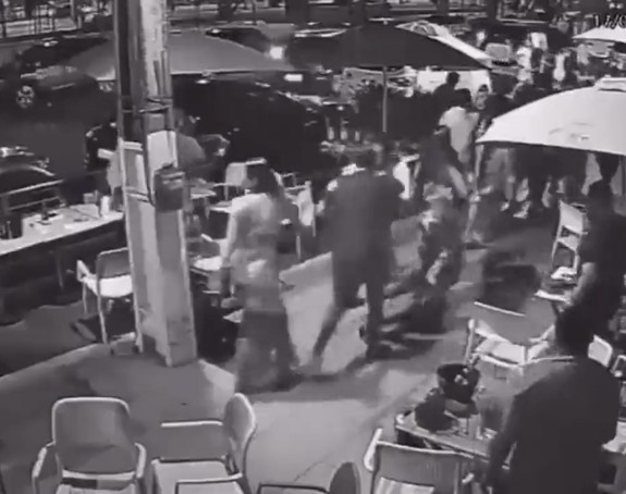 Trkači prošli kroz baštu kafića a ljudi se poplašili i krenuli u stampedo! (VIDEO)
