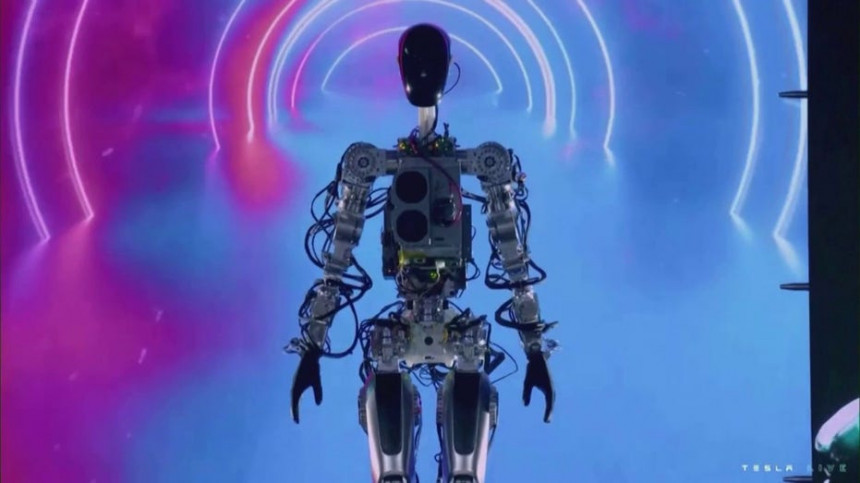 Тесла: Прототип новог хуманоидног робота "Оптимус"