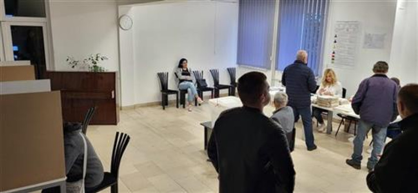 Počelo glasanje: Biračka mjesta otvorena u 7 časova