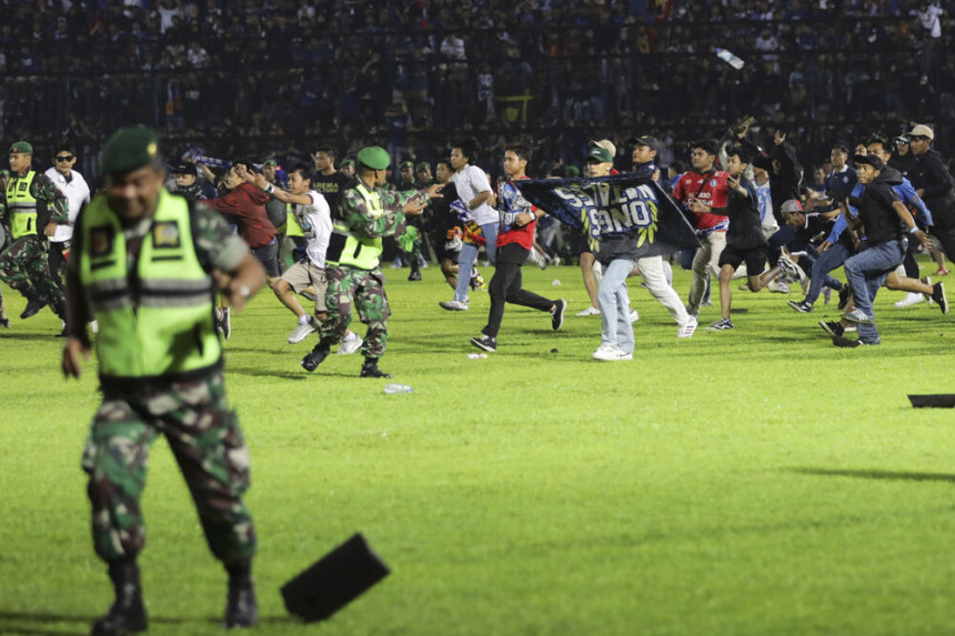 Masakr na stadionu u sukobu policije i navijača (VIDEO)