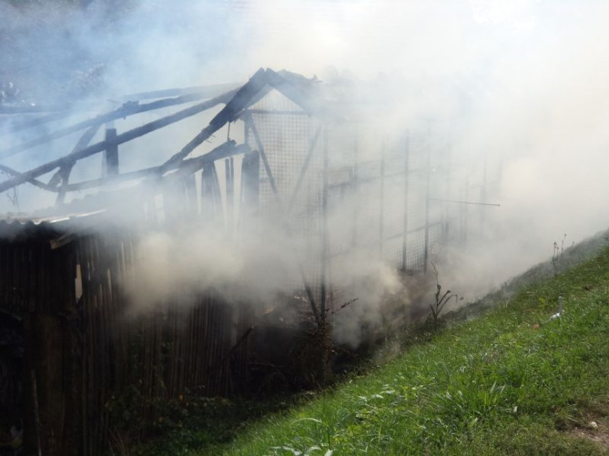 U požaru u Srpcu potpuno izgorio pomoćni objekat